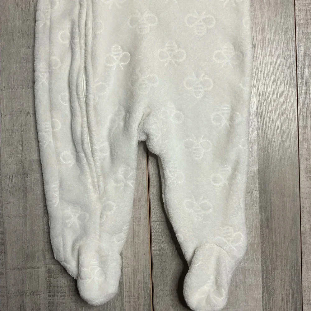 Disney Baby Winnie the Pooh White Fleece Footed Sleeper 6-9M Bee Embossed Zip